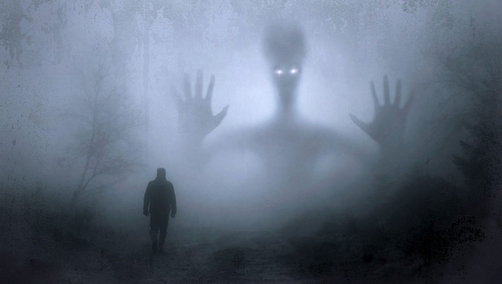 Mann im Nebel, mysteriöse Gestalt im Hintergrund
