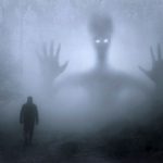 Mann im Nebel, mysteriöse Gestalt im Hintergrund
